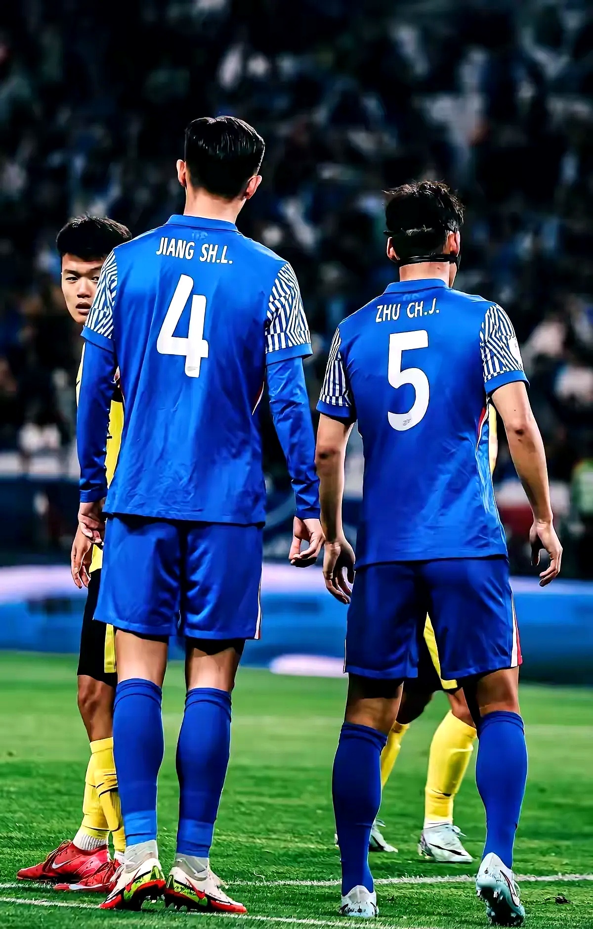 关于上海申花训练开放日；赛前内部沟通引欢呼；CBA季后赛在即；控场能力受关注的信息