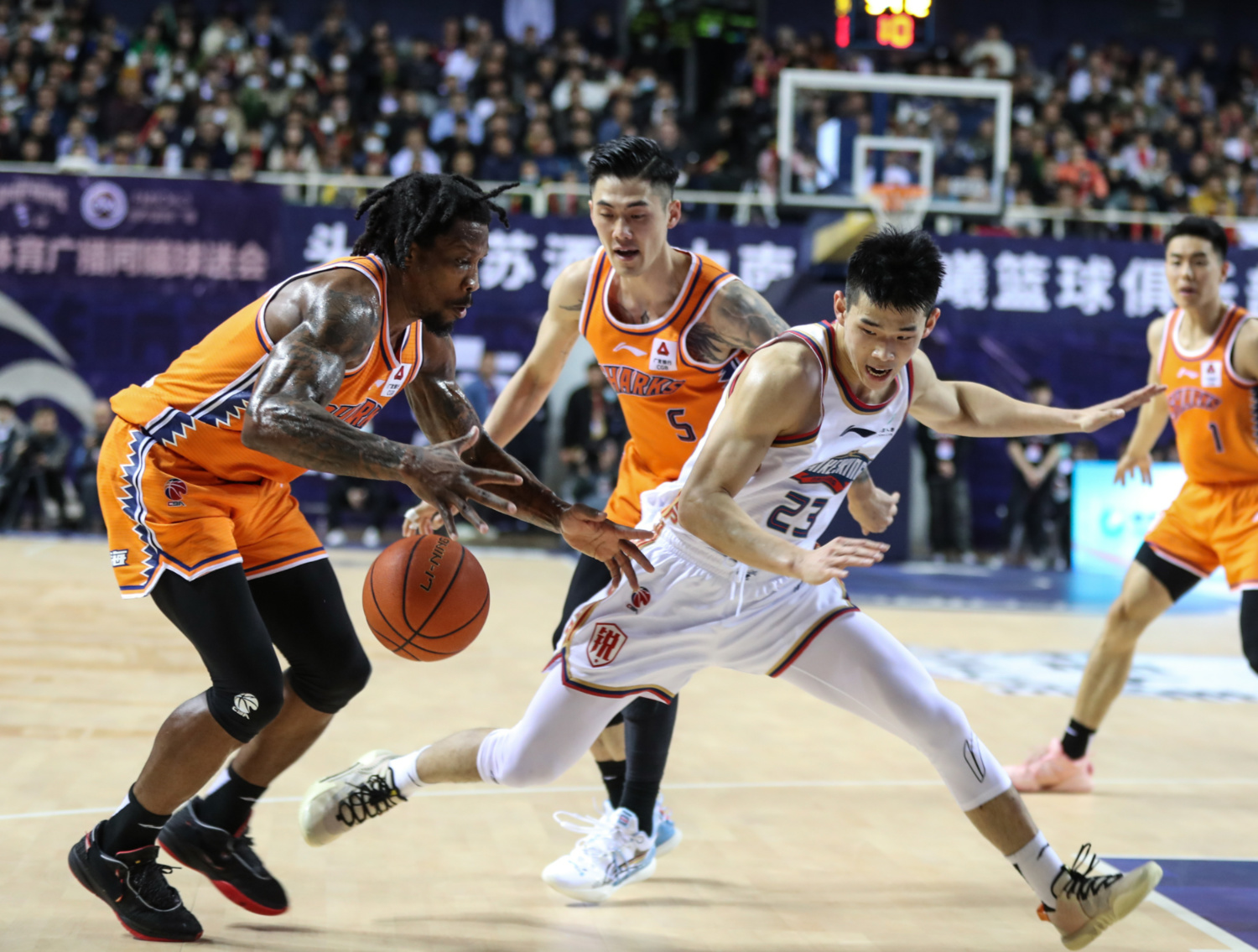 国际比赛日山东男篮备战欧篮联勒沃库森回应争议备战社区盾，现场解说直呼：蒂姆在掘金比赛中伤愈复出的简单介绍